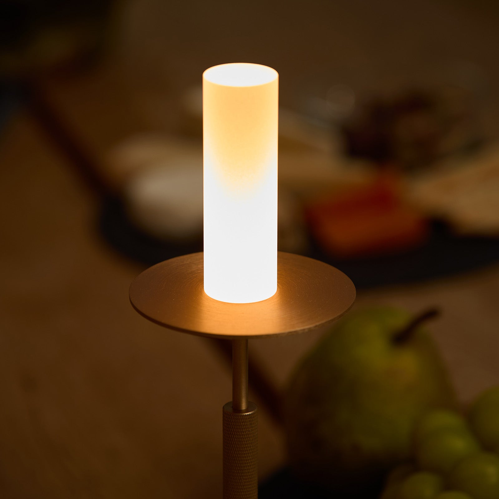 「暖色」「自然色」「白色」の色調切替と無段階調光が可能