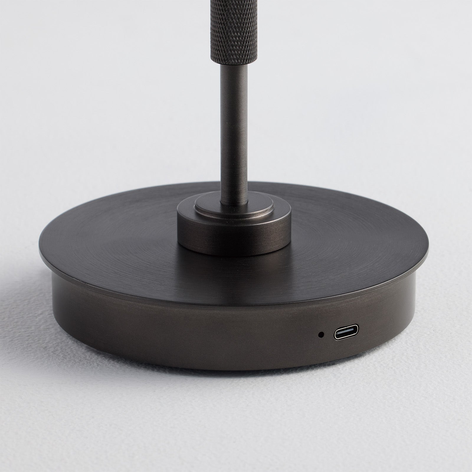 汎用的な「USB Type-C」で充電が可能