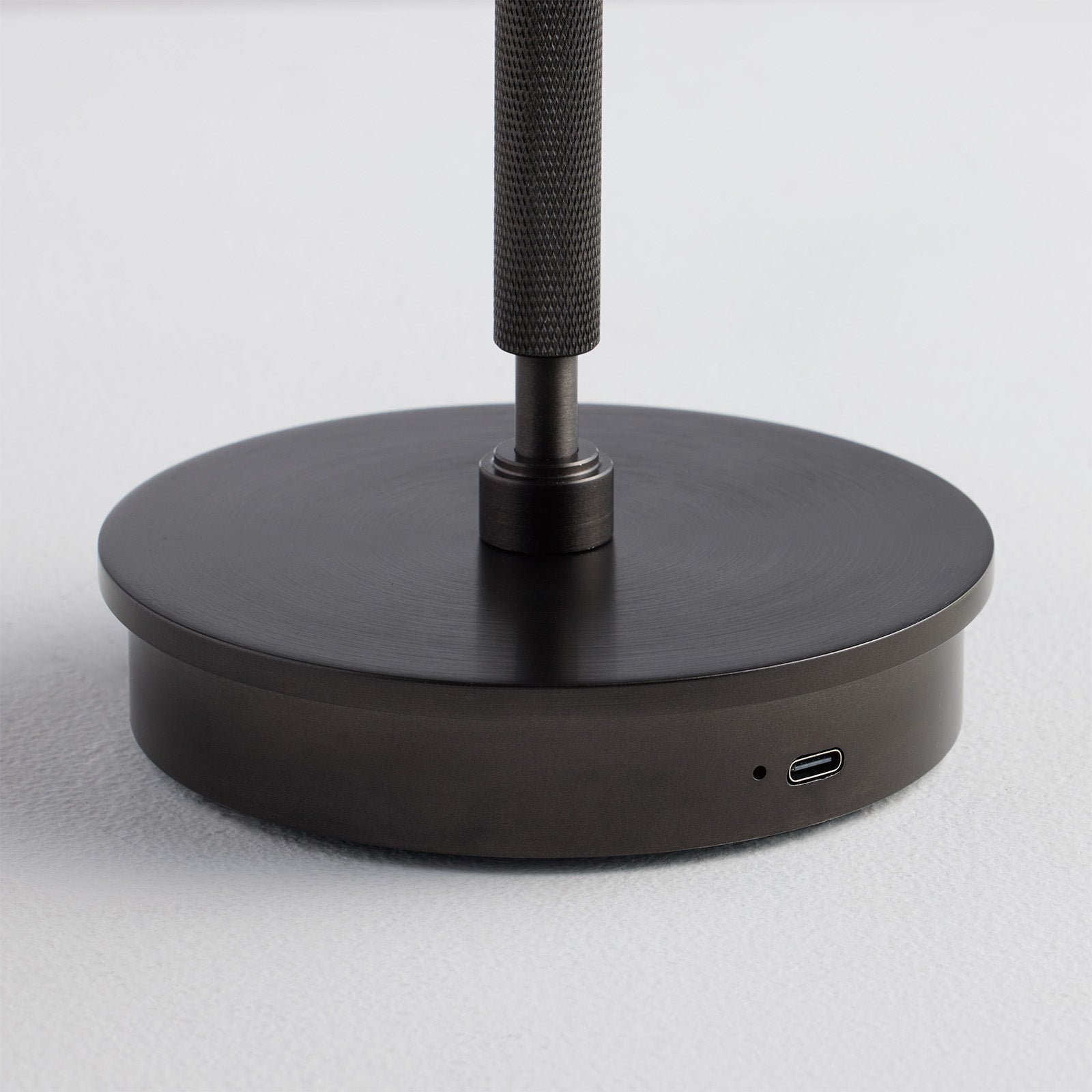 汎用的な「USB Type-C」で充電が可能