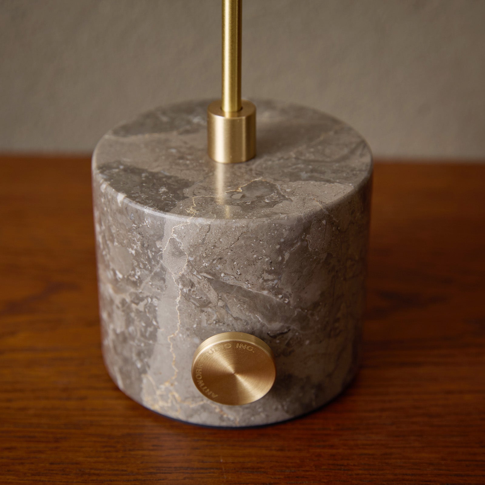 大理石を使用したベース ※模様には個体差があります