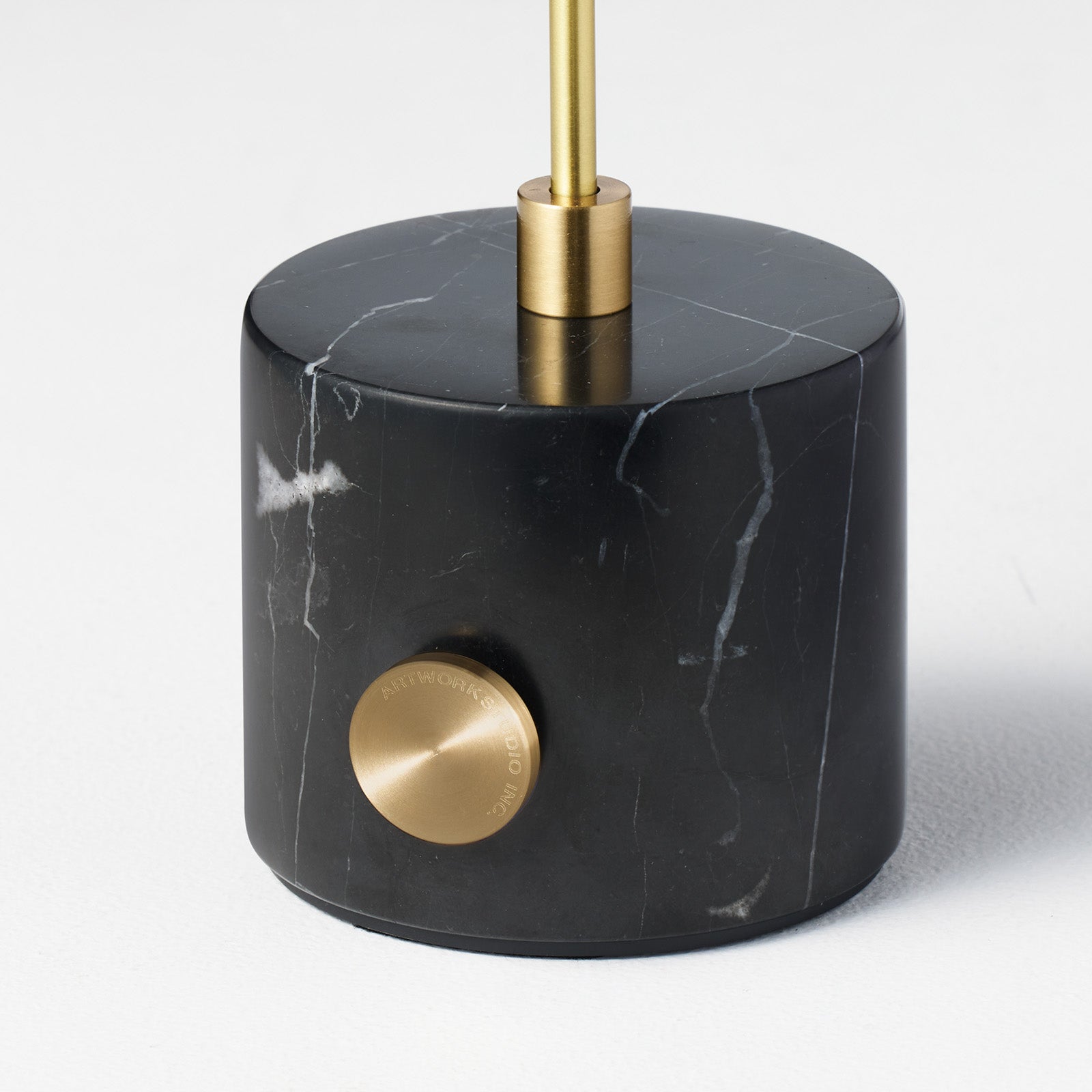 ON / OFF、無段階調光、色調切替の操作が可能なスイッチ