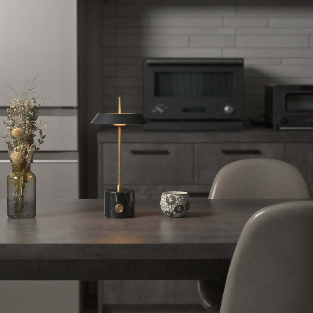 Innocence LED-table lamp (S) ブラック 設置事例