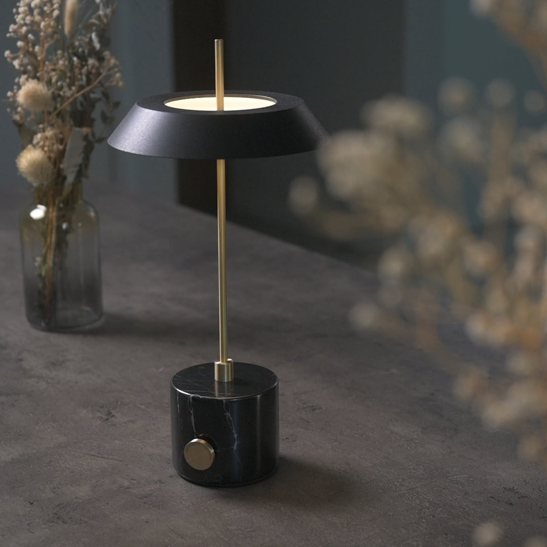 Innocence LED-table lamp (S) ブラック 設置事例