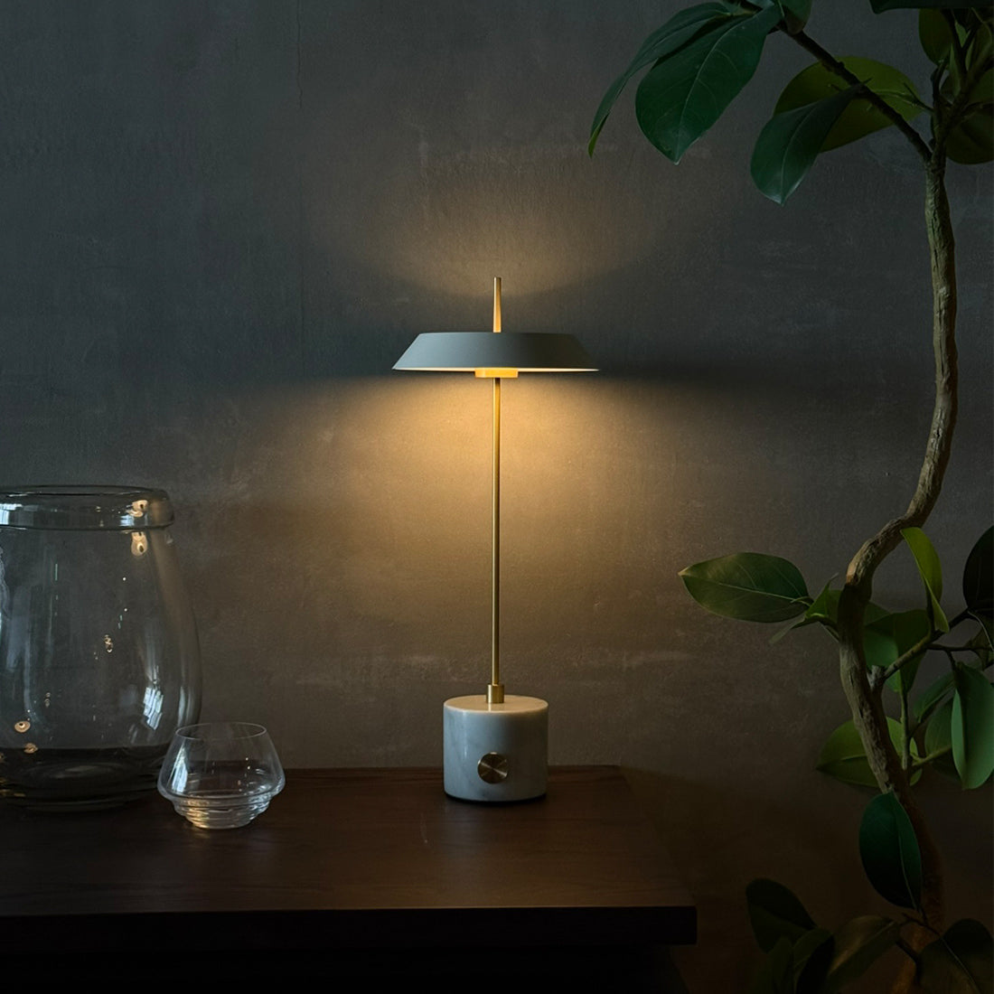 Innocence LED-table lamp (L) ホワイト 設置事例