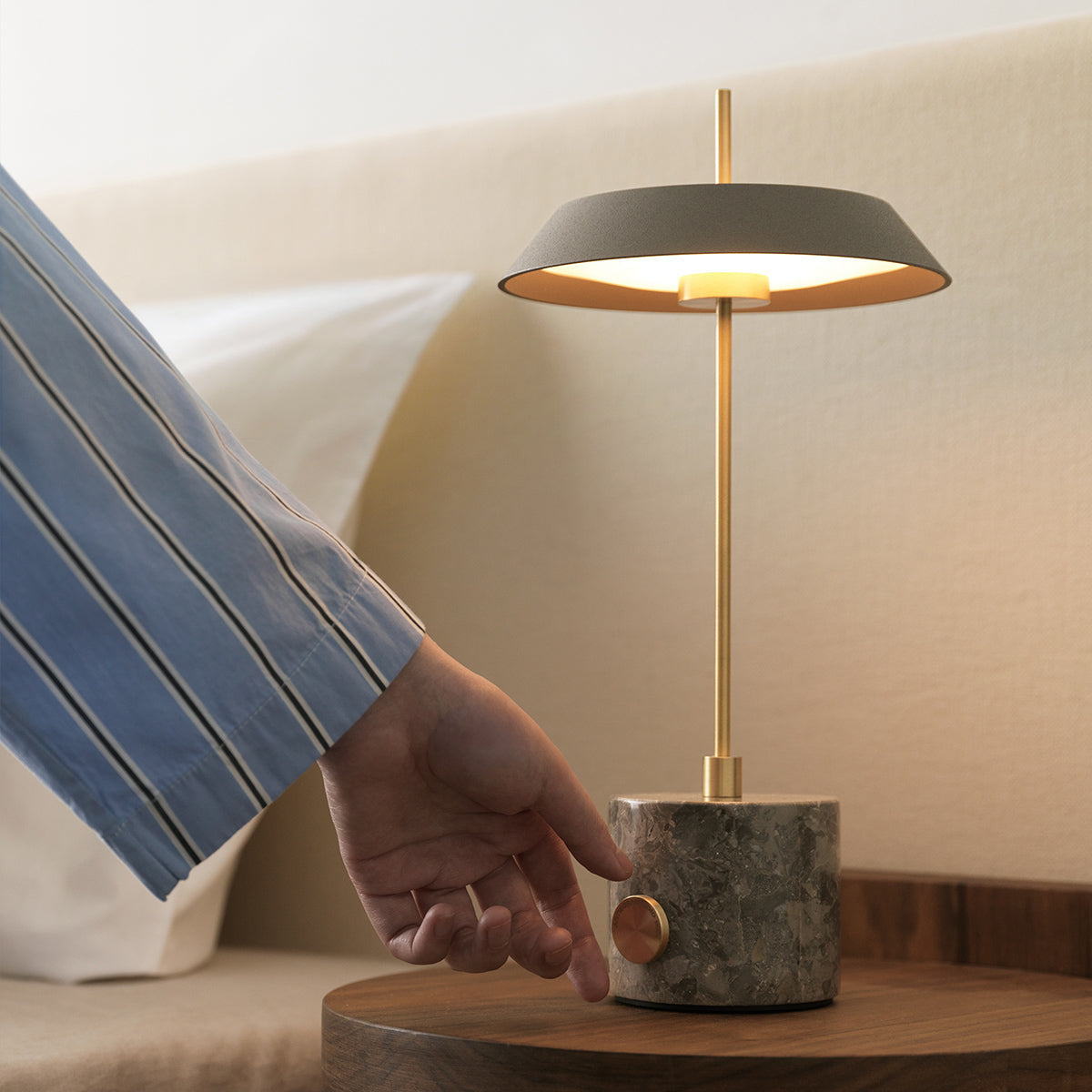 Innocence LED-table lamp (S) グレージュ