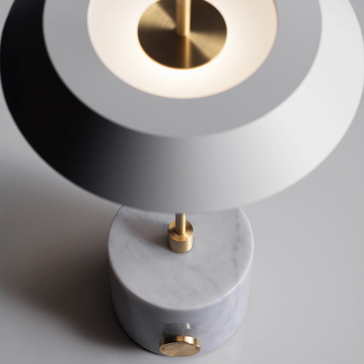 大理石を使用したベース ※模様には個体差があります