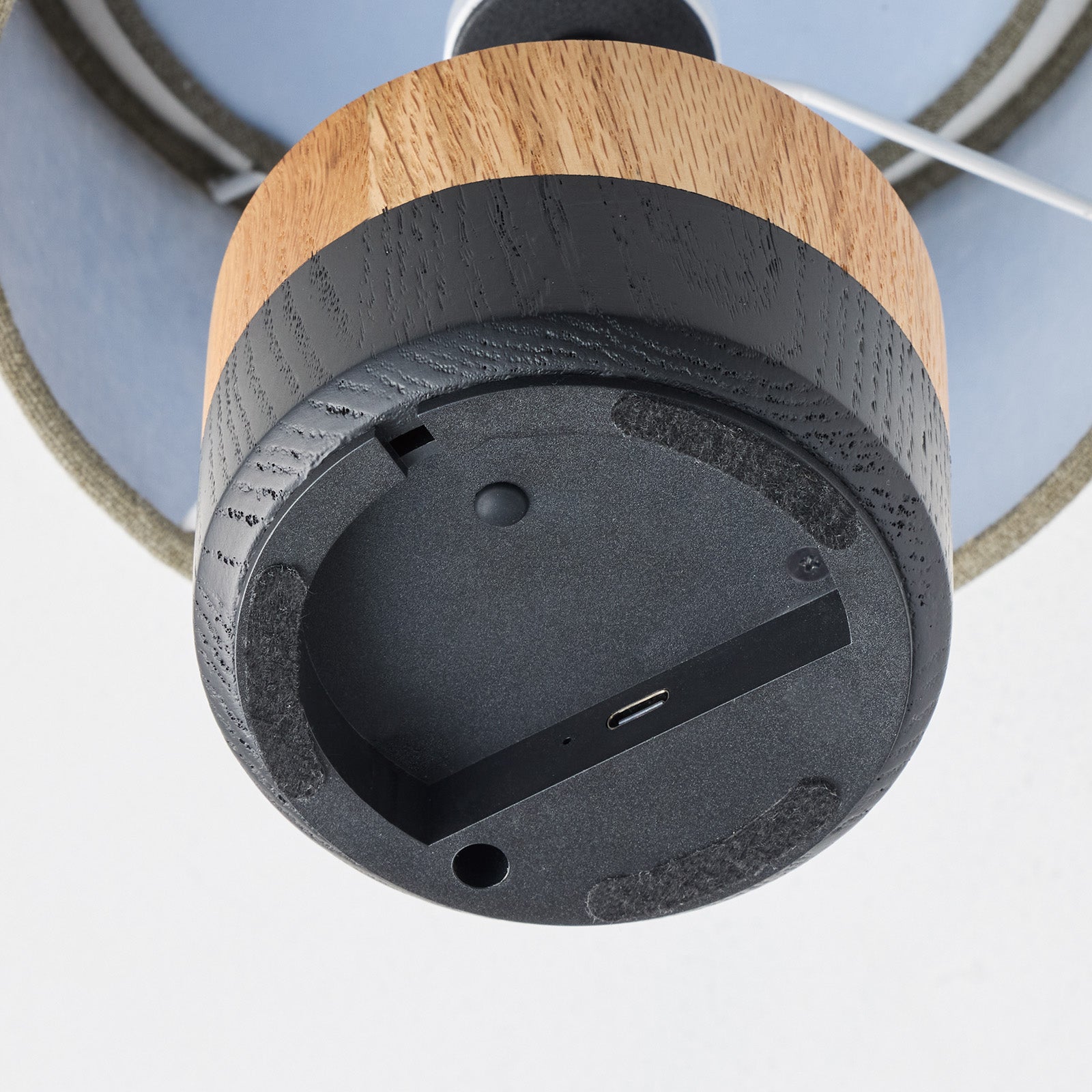 本体裏面のUSB-C充電ポートとスイッチ