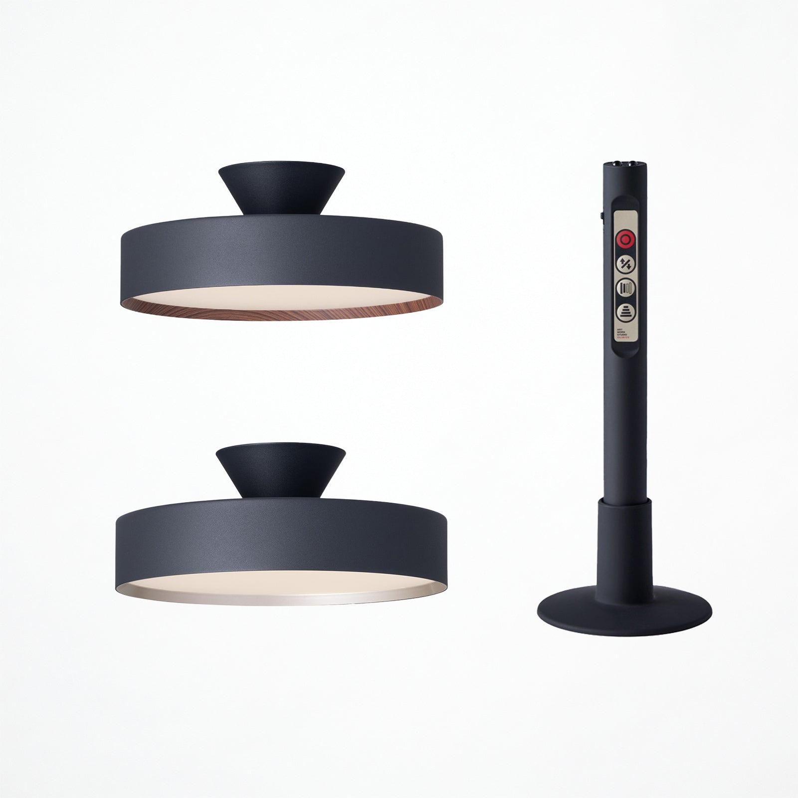 ブラック系カラーの本体と付属のリモコン