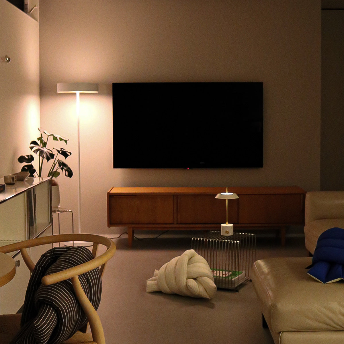 Glow-floor lamp / Innocence-table lamp 設置事例（PR）