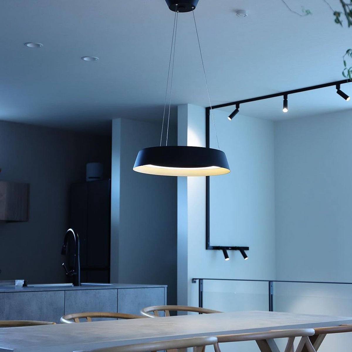 Loop LED-pendant light 設置事例