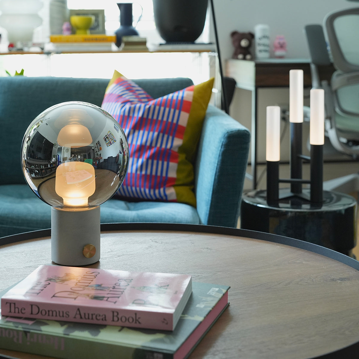 Univer LED-table lamp ライトグレー + クローム 設置事例