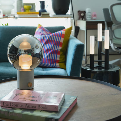 Univer LED-table lamp ライトグレー + クローム 設置事例