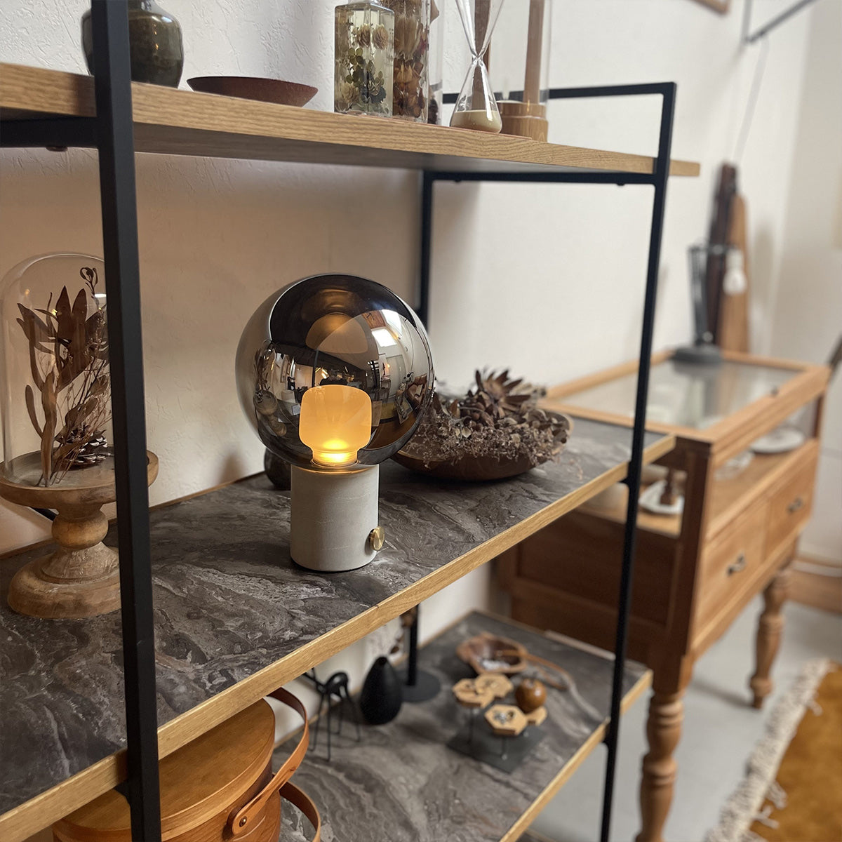 Univer LED-table lamp ライトグレー + クローム 設置事例