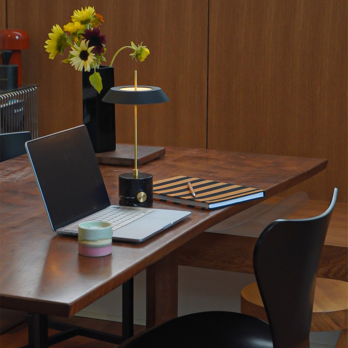 Innocence LED-table lamp (S) ブラック 設置事例（PR）