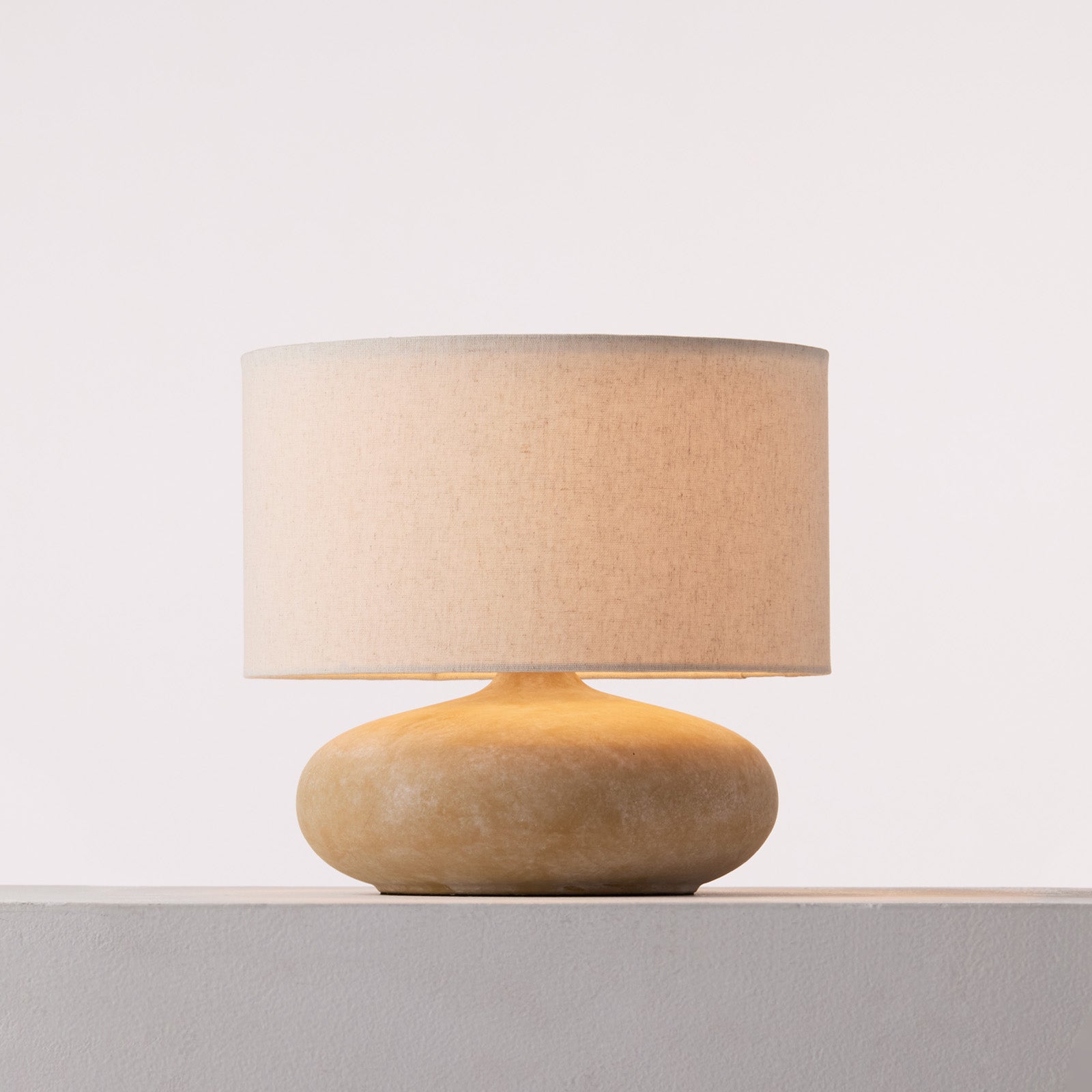 Ecru-table lamp S ベージュ 点灯時