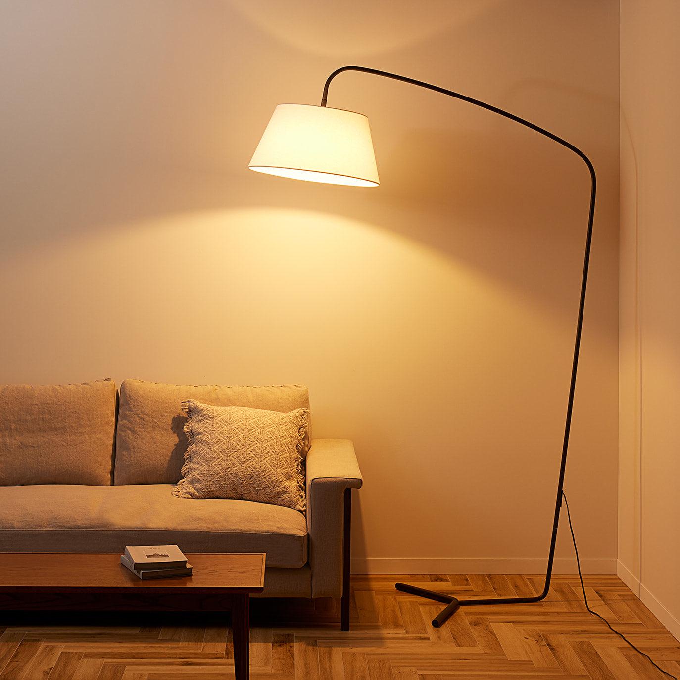 Espresso-living floor lamp ホワイト 点灯時イメージ