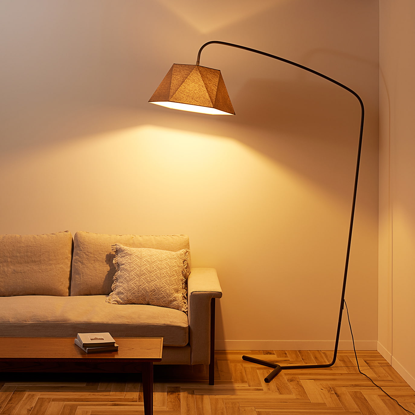 Espresso 2-living floor lamp ブラウン 点灯時イメージ