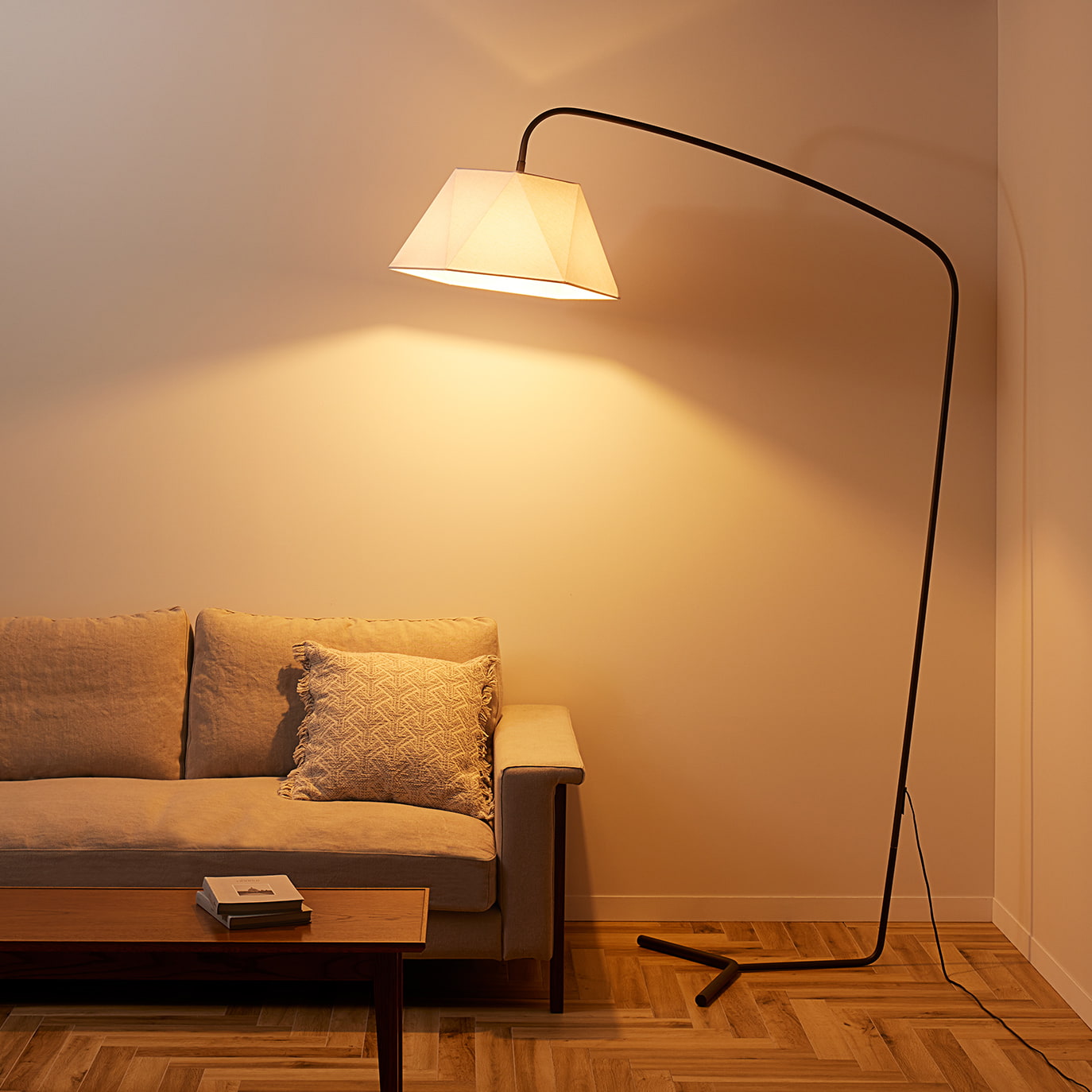 Espresso 2-living floor lamp ホワイト 点灯時イメージ