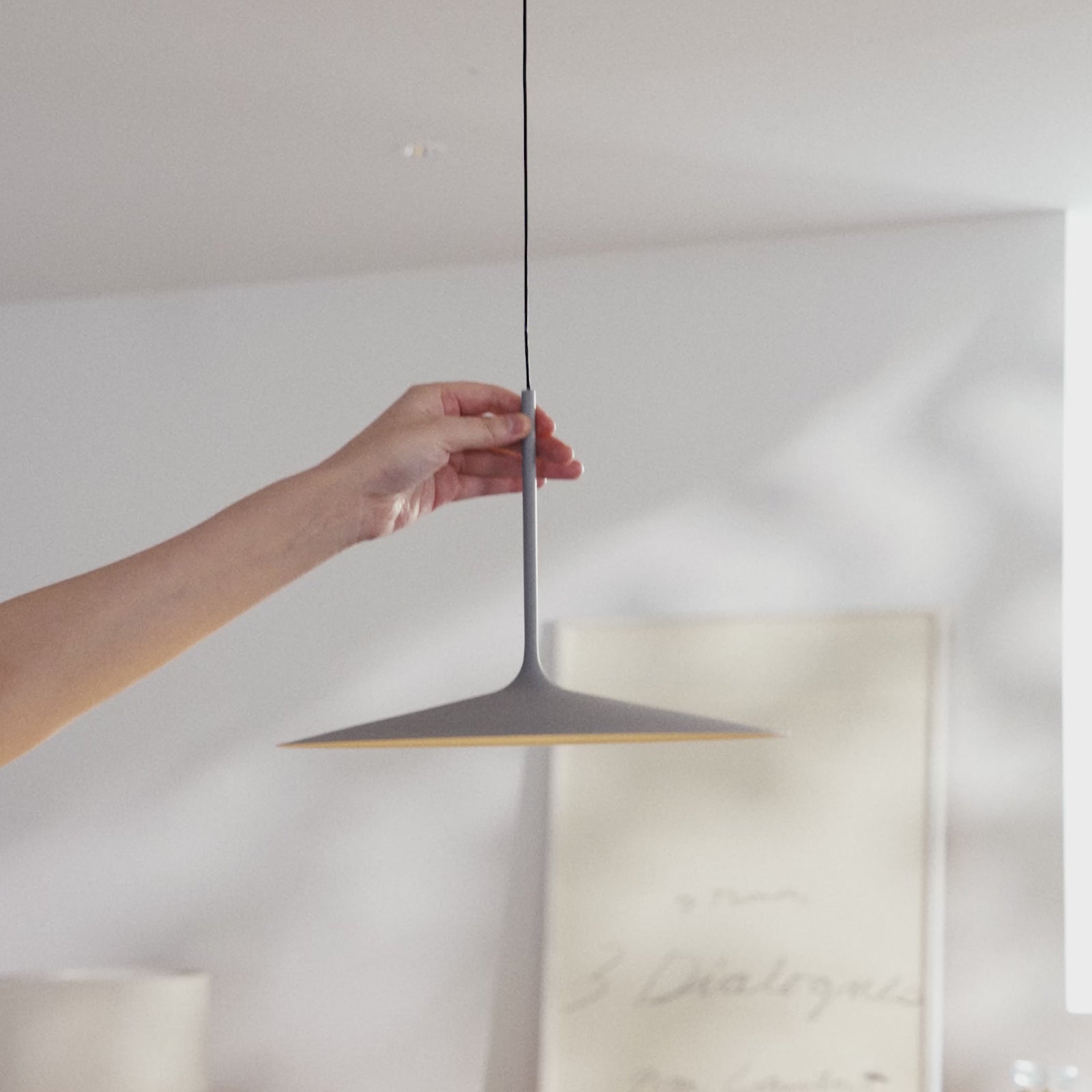 Shadow LED-lift pendant light L / Effect-table lamp S / Ecru-table lamp S
